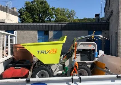 Photo - Nettoyage d'un profil canalisé à l'aide du mini-dumper