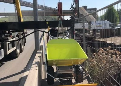 Photo - Nettoyage d'un profil canalisé à l'aide du mini-dumper