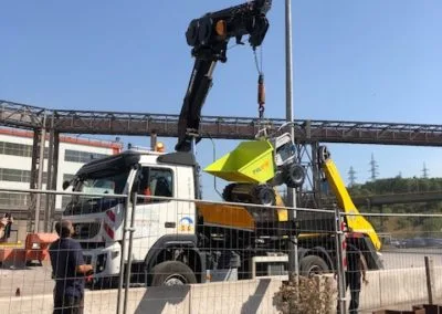 Photo - Nettoyage d'un profil canalisé à l'aide du mini-dumper