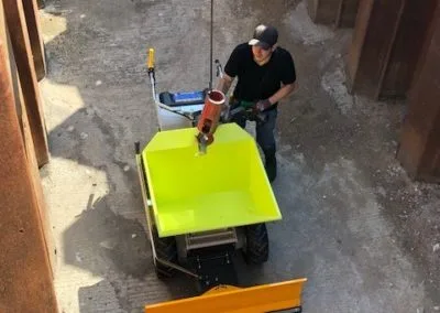 Photo - Nettoyage d'un profil canalisé à l'aide du mini-dumper