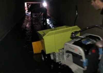 Photo - Nettoyage d'un profil canalisé à l'aide du mini-dumper